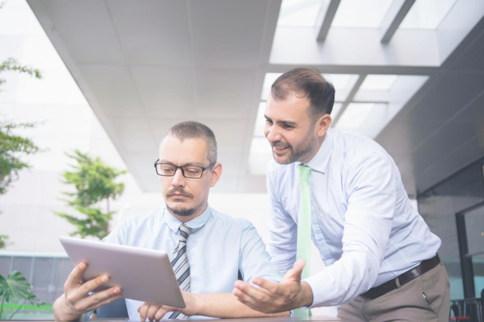 Equipo revisando protocolos de seguridad financiera